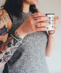 Tattoo-Farb-Partikel wandern im Körper